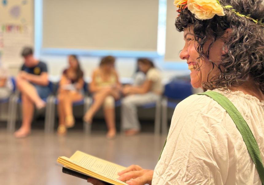 Alumnat de Nau Jove amb una de les monitores del taller de Tolkien.
